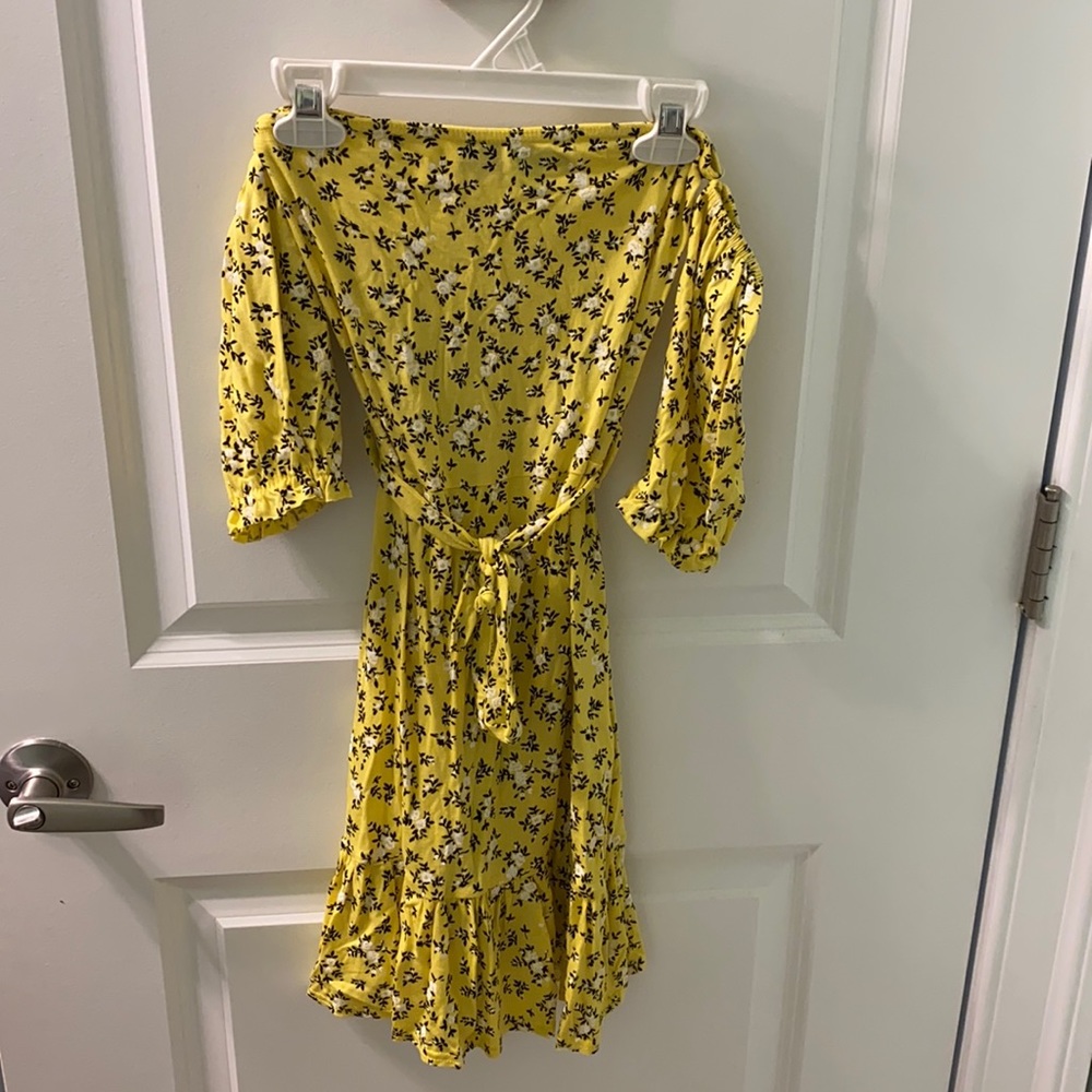 PrettyLittleThing Off shoulder yellow floral print dress never worn before - Picture 2 of 4